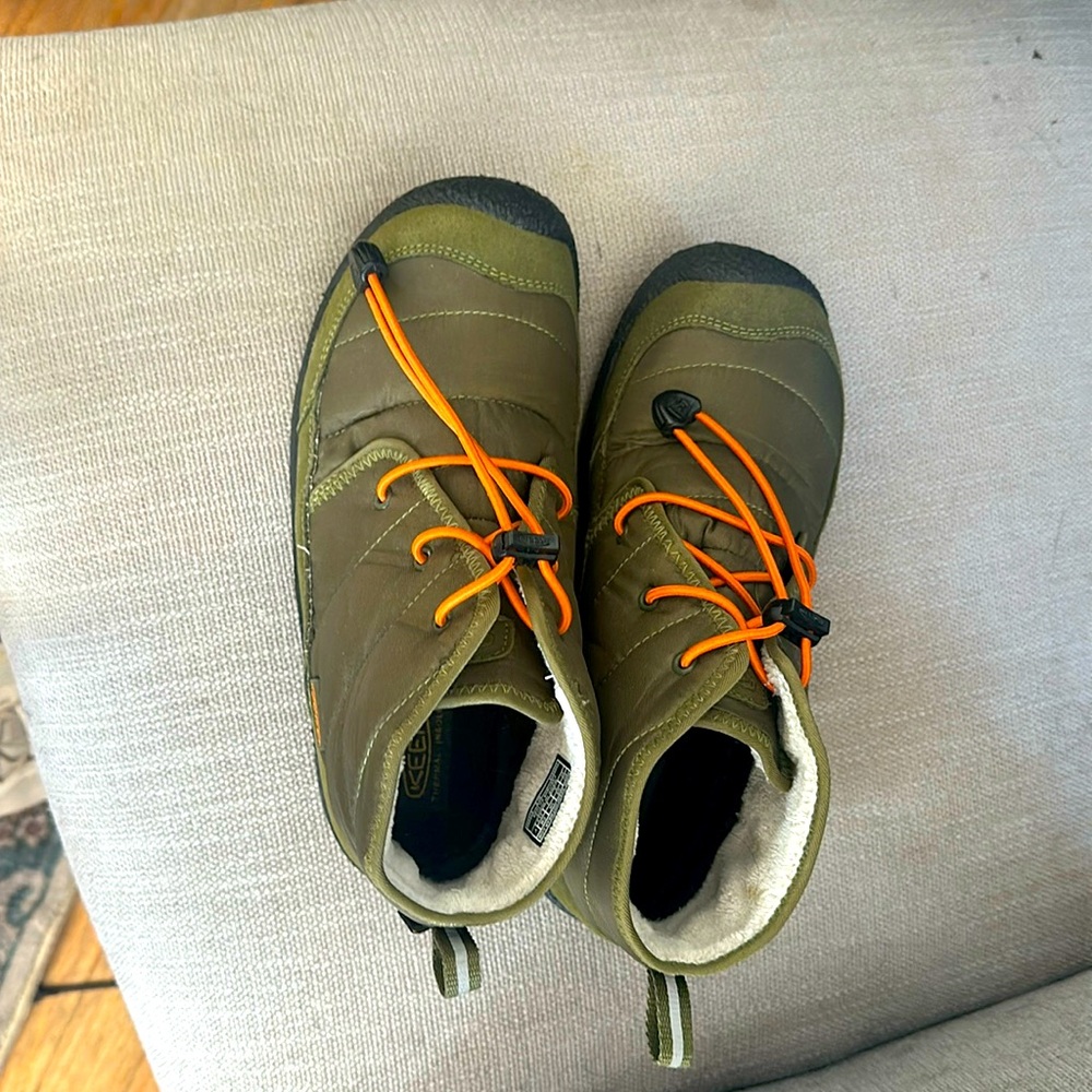 Keen US size 5 kids boots